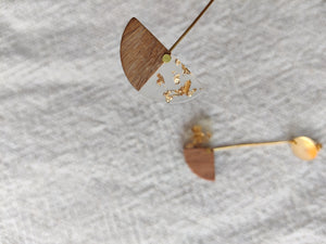 Boucle d'oreilles pendantes, bois, résine et feuilles d’or