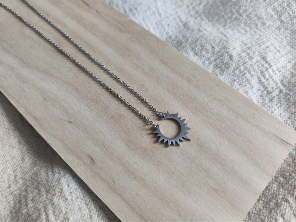 Collier argent avec pendentif soleil